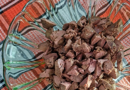 1. Этап. Печёночный салат Нетипичный: Куриную печень промыть, чуть посолить, обжарить, переворачивая, на среднем огне до готовности. Нарезать произвольными ломтиками.