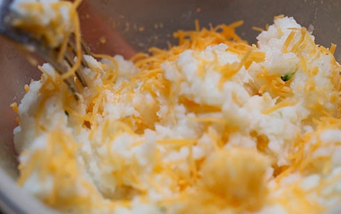 1. Этап. Брокколи с картошкой: Смешать картофельное пюре с яичными желтками, половиной сыра, мягким сливочным маслом, солью, перцем и мускатным орехом.