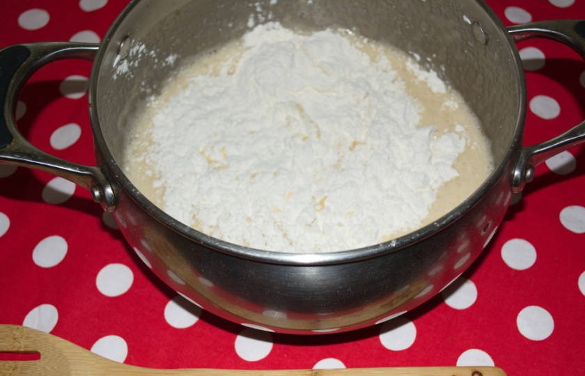 1. Этап. Наполеон из мацы: К этой массе добавьте крахмал и муку. Перемешайте.