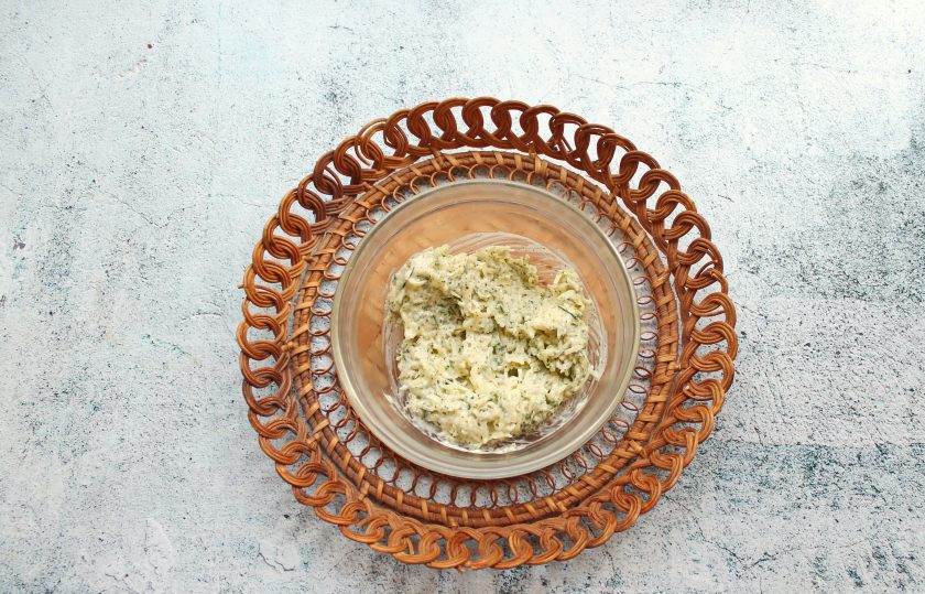 1. Этап. Свинина фаршированная маринованным перцем: В миске смешайте тертый на средней терке сыр, измельченный чеснок, майонез и зелень.