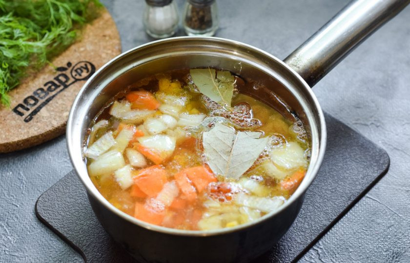 1. Этап. Суп с фасолью и кукурузой: Залейте все ингредиенты горячей водой, доведите до кипения.