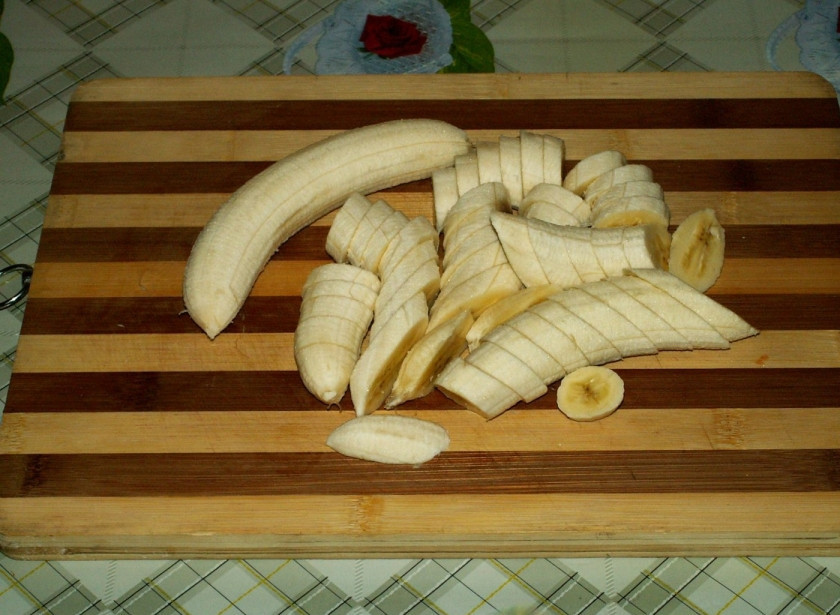 1. Этап. Банановый пирог из слоеного теста: Порежьте банан равномерными не сильно толстыми кусочками.