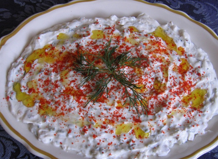 1. Этап. Хайдари: Добавьте лимонный сок и соль. Перемешайте хорошенько - и все, соус хайдари готов. При подаче для красоты можете сбрызнуть его оливковым маслом и посыпать паприкой.