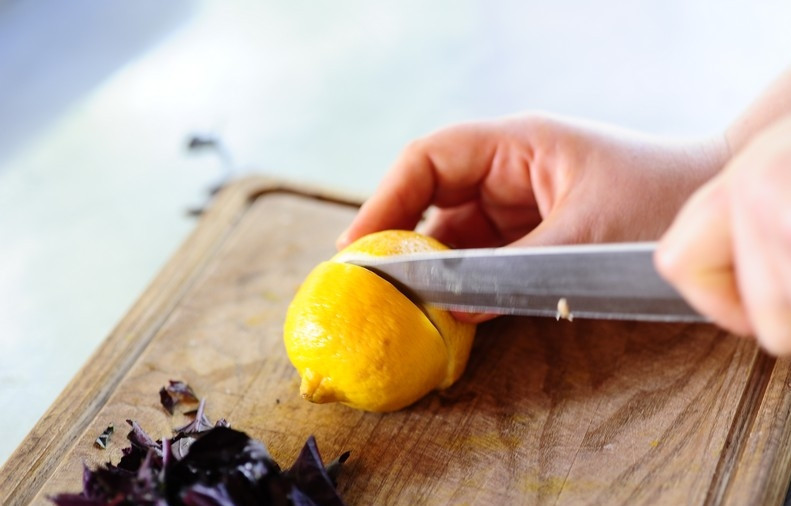 1. Этап. Напиток из базилика: Лимон разрезаем пополам.