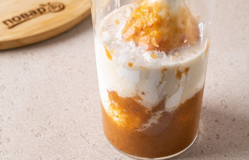 1. Этап. Абрикосово-персиковый молочный коктейль: Добавьте мороженое и молоко. Ещё раз пробейте блендером.