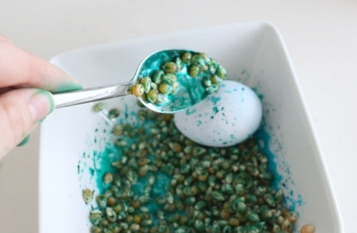 1. Этап. Оригинальные пятнистые яйца: 4. Выложите яйцо, с помощью ложки обваляйте его в мисочке со всех сторон.