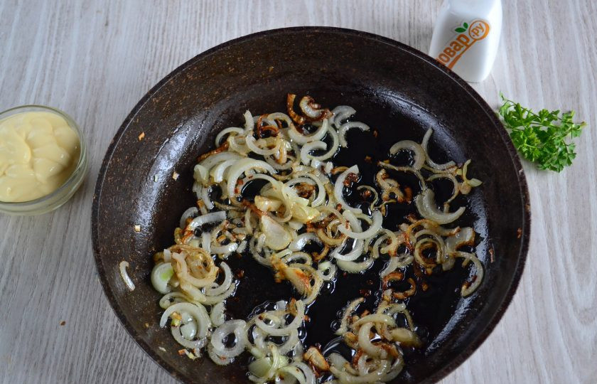 1. Этап. Куриная печень на сковороде с майонезом: Разогрейте сковороду с растительным маслом и выложите в нее лук. Обжарьте до золотистого цвета.