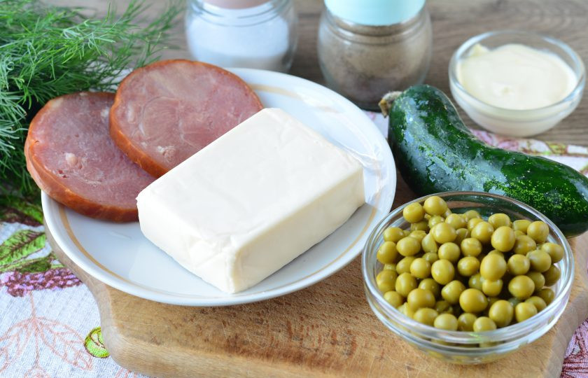 1. Этап. Салат с ветчиной и плавленым сыром: Подготовьте все ингредиенты.