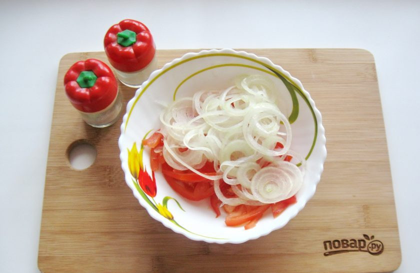 1. Этап. Шакароб: Посолите и поперчите по вкусу, если будете сразу подавать салат. В противном случае это сделаете перед подачей.