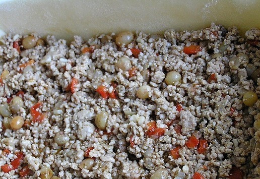 1. Этап. Аргентинский пирог с фаршем: На тесто выложите мясную начинку, разровняйте.