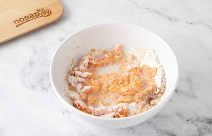 1. Этап. Вафли из батата: Влейте молоко, перемешайте до однородной консистенции.