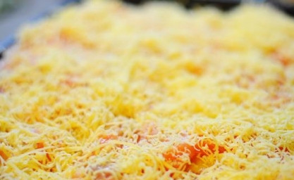 1. Этап. Форель, запеченная с картофелем: 4. Сыр натереть на мелкой терке и выложить на рыбу так, чтобы он полностью ее прикрыл.