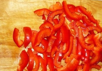 1. Этап. Хашлама: 4. Перец очистите от семян и хвостиков, вымойте и нарежьте соломкой. Лучше всего использовать разноцветные перцы, тогда блюдо будет ярче и аппетитнее.