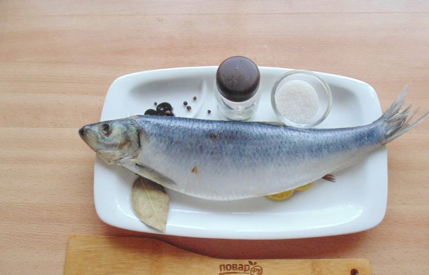 1. Этап. Соление селедки: Подготовьте все ингредиенты для засолки сельди.