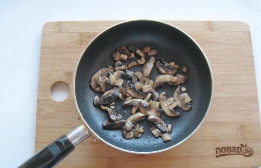 1. Этап. Блинная закуска Пеньки: Налейте 2 столовые ложки рафинированного подсолнечного масла и обжаривайте грибы, периодически перемешивая 8-10 минут.