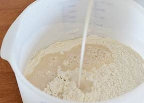 1. Этап. Дрожжевое тесто на сковороде: 1. В стакане теплой воды растворяем дрожжи. Добавим муку, соль и сахар. Вымешиваем тщательно.