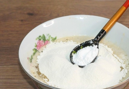 1. Этап. Пирог с кремом и мелкими ягодами: 4. Просеиваю муку с разрыхлителем...