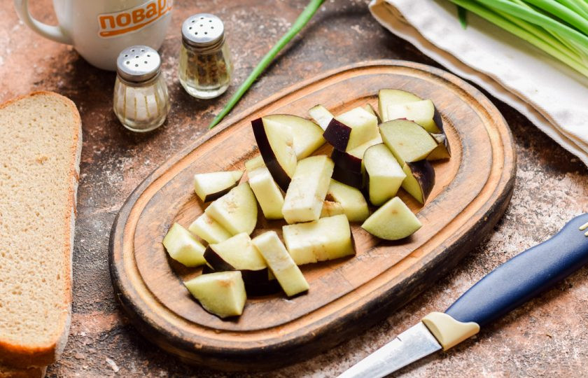 1. Этап. Бутерброды с баклажанами и помидорами: Баклажаны ополосните и просушите, нарежьте небольшими кубиками и обжарьте до золотистости на растительном масле — 3-4 минуты.