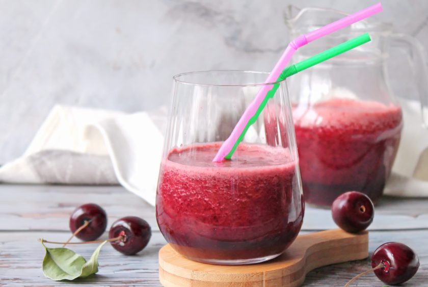 1. Этап. Вишнёвый коктейль: Сразу разлейте вишневый коктейль по бокалам и подавайте к столу.