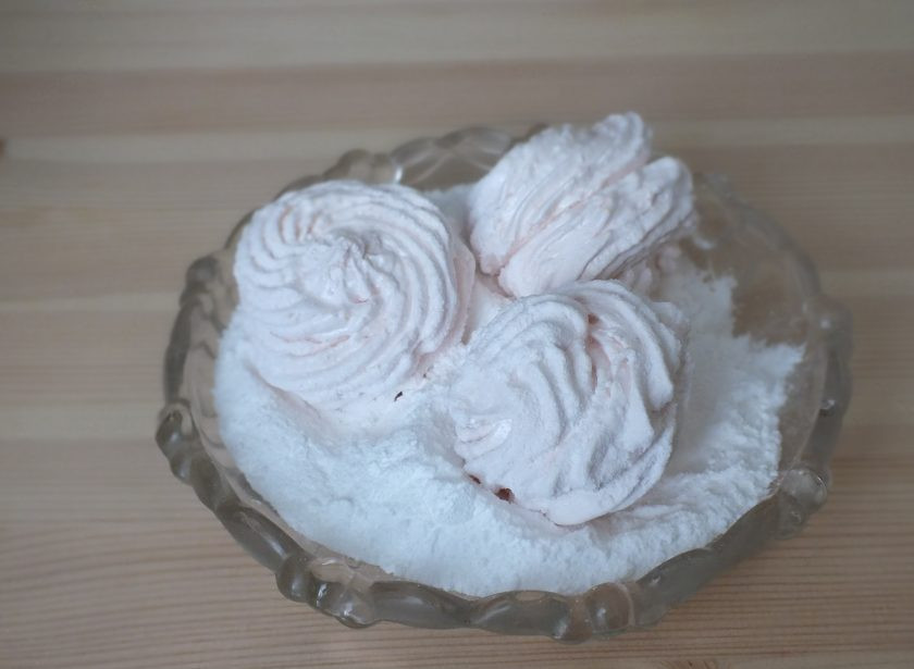 1. Этап. Зефир из персиков: По прошествии времени соедините заготовки и обваляйте в сахарной пудре. Переложите в бумажную коробку.