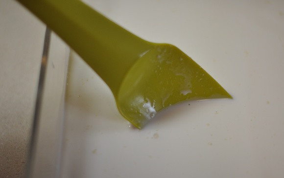 1. Этап. Сыр Филадельфия в домашних условиях: 2. Закваску предварительно достать из холодильника, чтобы она немного полежала при комнатной температуре и ввести в молоко. Обычно на закваске указана необходимая температура молока и его количество. Примерно через 3 минуты аккуратно размешать закваску в молоке.