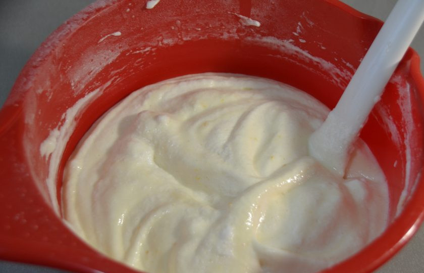 1. Этап. Мокрый бисквит: Когда введете всю массу белков, движениями снизу вверх перемешайте всю массу до однородного состояния. Выложите массу в форму, несколько раз прокрутите по оси, чтобы тесто равномерно распределилось в форме. Выпекайте в духовке, разогретой до 160 градусов 40-50 минут. Первые 30 минут духовку открывать не рекомендуется, готовность проверяйте зубочисткой, на выходе она должна быть сухой.