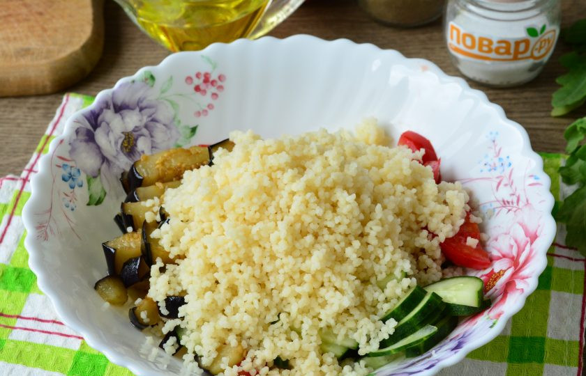 1. Этап. Салат с рукколой и кускусом: Всыпьте кускус.