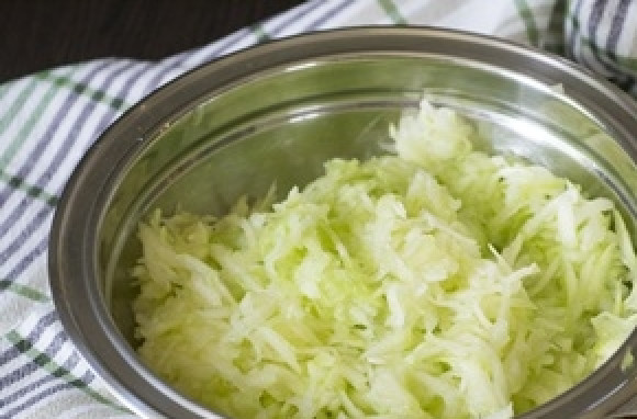 1. Этап. Постные котлеты из кабачков: 3. Кабачок натираем на крупной терке. Если кабачок водянистый, то сливаем излишнюю влагу, это облегчит жарку и масло не будет сильно стрелять.