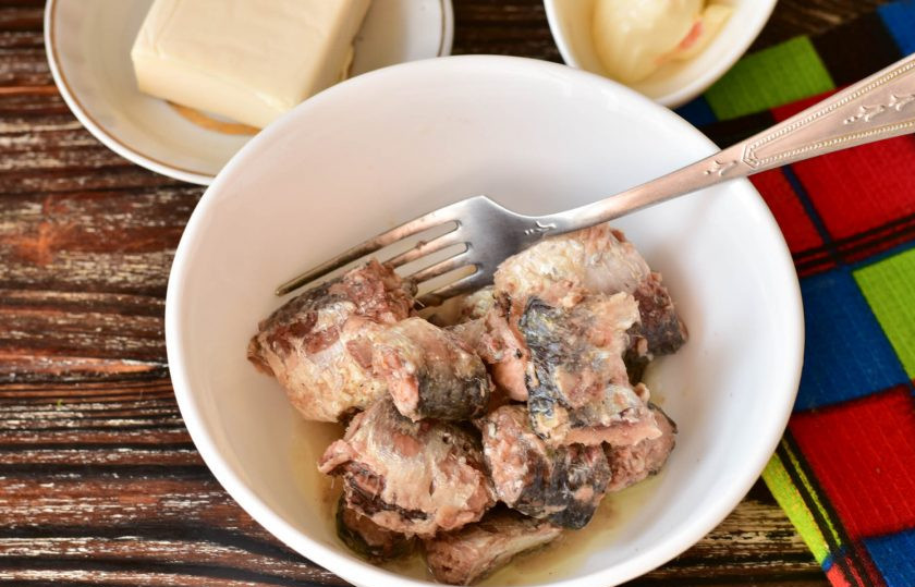 1. Этап. Рыбная намазка на бутерброды: Выложите сардины в глубокую миску.