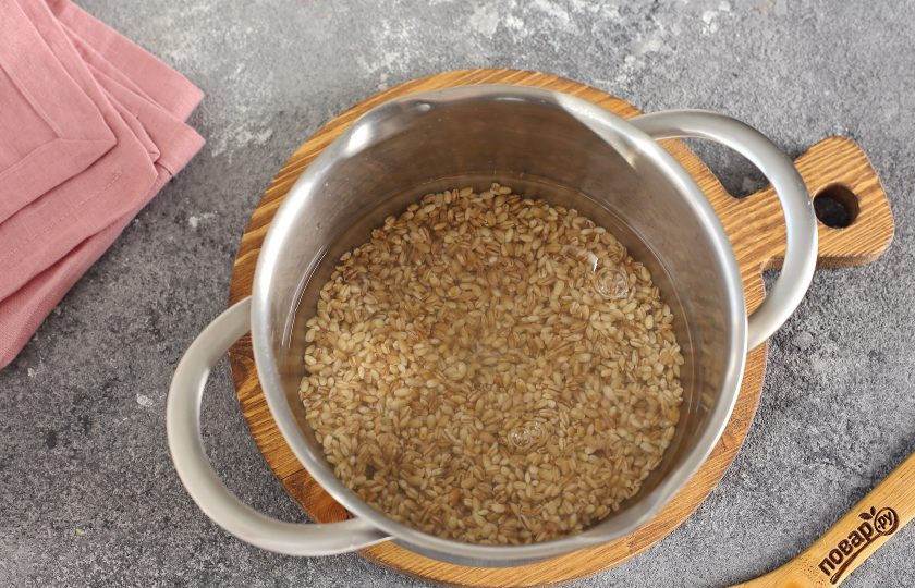 1. Этап. Перловая каша со свеклой: Залейте крупу водой, примерно в соотношении 1:2 и варите до полной готовности.