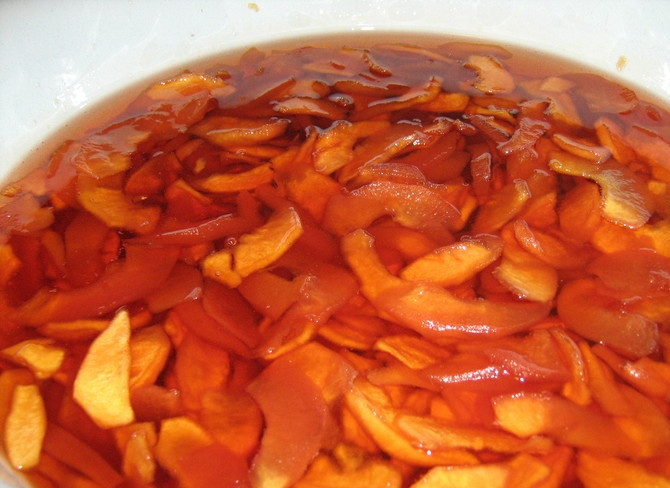 1. Этап. Варенье из айвы: Поварить айву 10 минут, и еще раз отставить на 4-8 часов настаиваться.