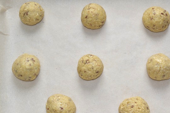 1. Этап. Овсяное печенье с льном: Сформируйте небольшие шарики и выложите на противень, застеленный пергаментом.