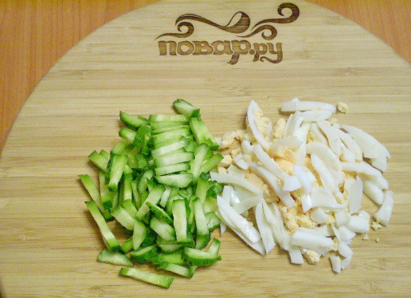 1. Этап. Салат из пекинской капусты с кукурузой: Огурец и яйцо порежьте соломкой или полосочками.