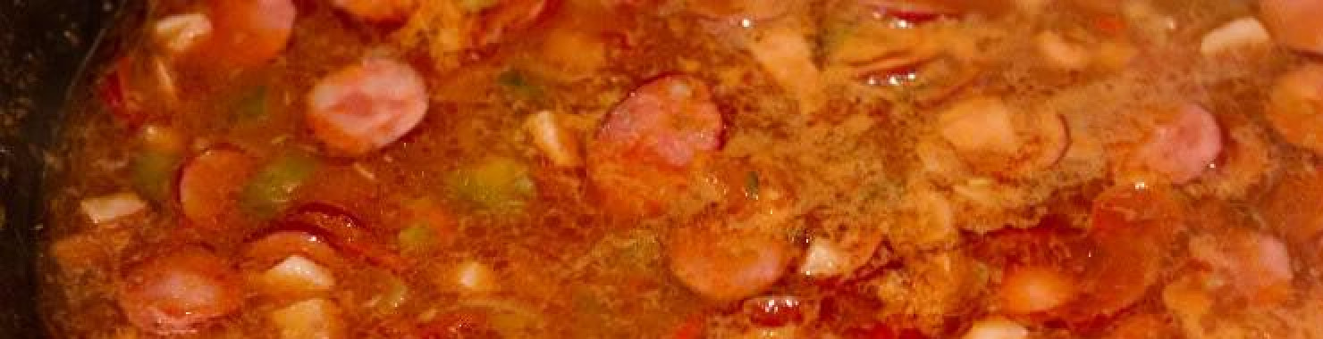 1. Этап. Классическая солянка: Перекладываем все содержимое сковороды в толстодонную кастрюлю, туда же добавляем кружочками нарезанные сосиски и колбаски, заливаем все бульоном и варим 20 минут на слабом огне.