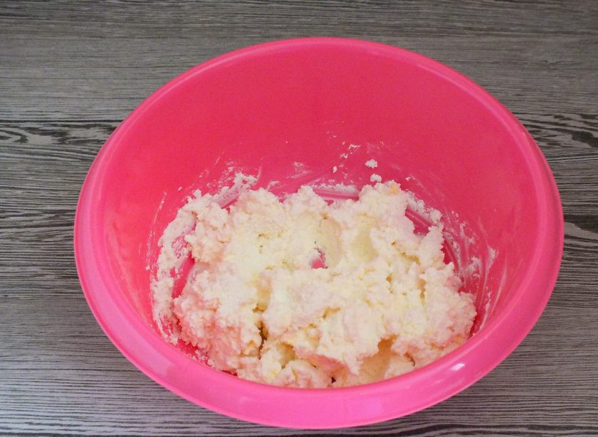 1. Этап. Печенье из творога со сгущенкой: Смешайте в чаше творог и мягкое сливочное масло.
