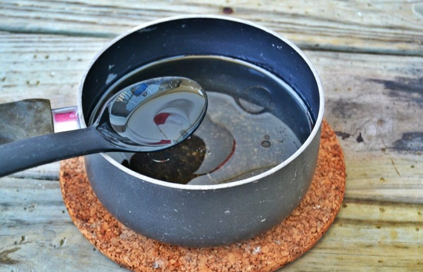 1. Этап. Лепешки с грибами и картошкой: 1. Вскипятите воду, затем добавьте к ней растительное масло (3 столовые ложки).