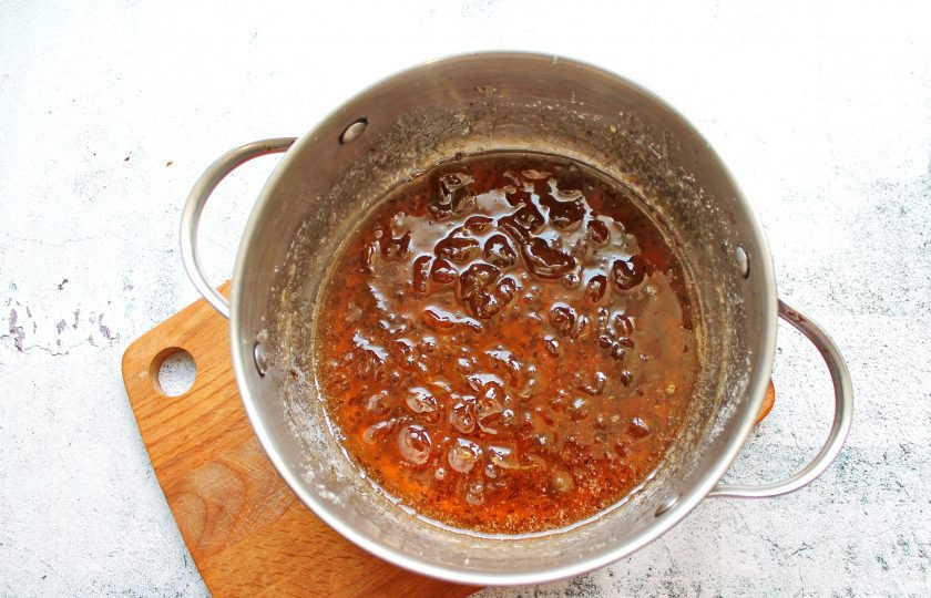 1. Этап. Варенье из крыжовника с имбирем: Варите варенье еще 20 минут, разложите готовое варенье по горячим, стерилизованным банкам, закатайте и переверните банки вверх дном. Дайте варенью полностью остыть, переверните и уберите на хранение.