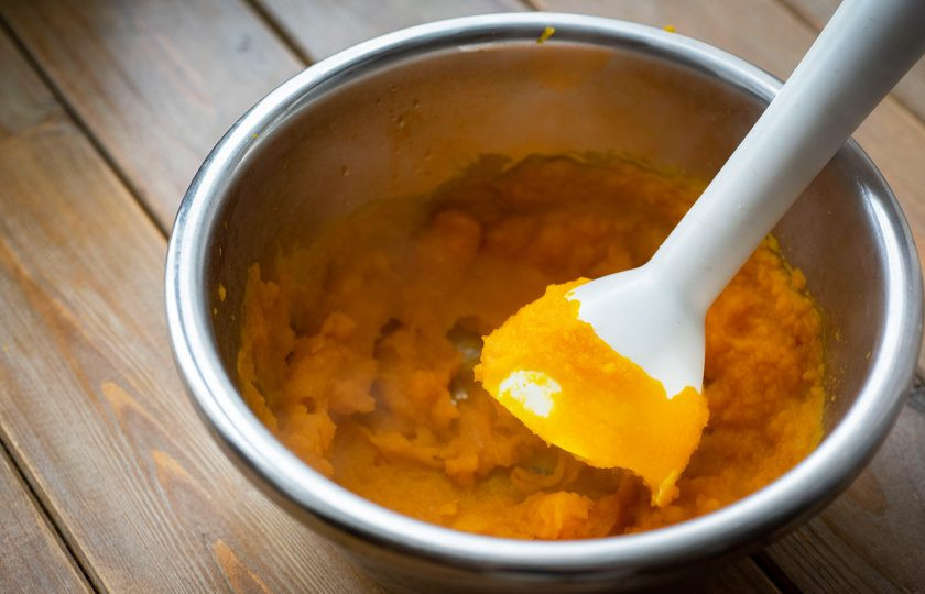 1. Этап. Тыквенно-овсяный пирог: Отваренные кусочки тыквы выложите в миску и пробейте погружным блендером до получения однородного пюре.