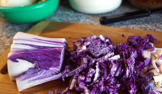 1. Этап. Зимний овощной суп с говядиной: Пекинскую капусту нашинковать.