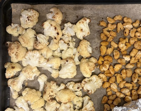 1. Этап. Суп-пюре из цветной капусты: Вот так выглядит через 30 минут запекания. Здесь я чеснок открыла, чтобы было его видно.