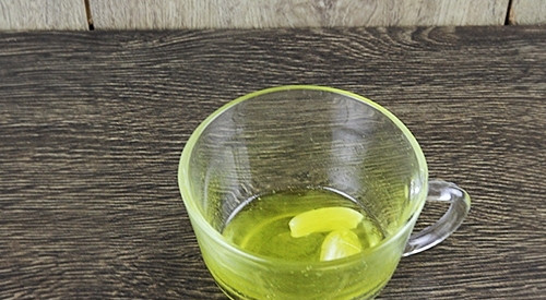 1. Этап. Простой рецепт Цезаря с курицей: Сначала сделайте ароматное масло для крутонов. Выложите крупно нарезанный чеснок, влив масло. Поставьте разогреваться масло на 30 секунд в микроволновку.