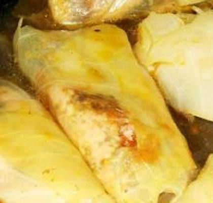 1. Этап. Голубцы с грибами: 5. Голубцы сложить в форму для запекания и залить их наполовину овощным бульоном. Выпекать до готовности при температуре 200 градусов.