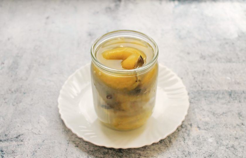 1. Этап. Таркинский перец: Готовый таркинский перец отожмите и плотно разложите по стерилизованным банкам. Рассол доведите до кипения и варите на среднем огне в течение 3-4 минут, снимая пену. Залейте перец до самого верха и закройте банки капроновыми крышками. Переверните банки вверх дном и оставьте до полного остывания. Переверните банки и уберите на хранение.