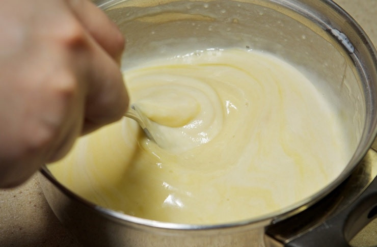 1. Этап. Заварное тесто для чебуреков с водкой: 4. Вбейте яйцо, добавьте водку.