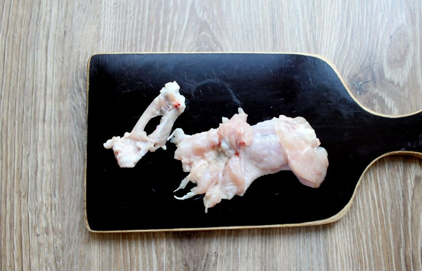 1. Этап. Куриные леденцы: Крылышки вымойте и обсушите. Удалите крайнюю фалангу.