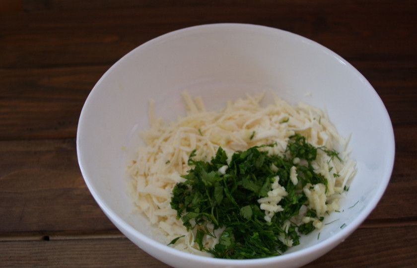 1. Этап. Пирог с зеленью и брынзой: Выдавите через пресс чеснок и добавьте в начинку.