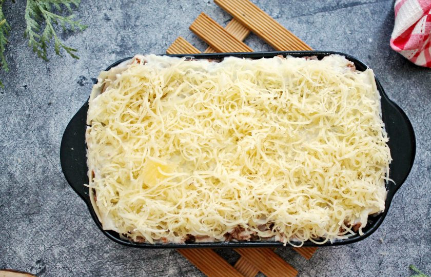 1. Этап. Мясная лазанья с грибами и соусом Бешамель: Верхний лист лазаньи смажьте оставшимся соусом 