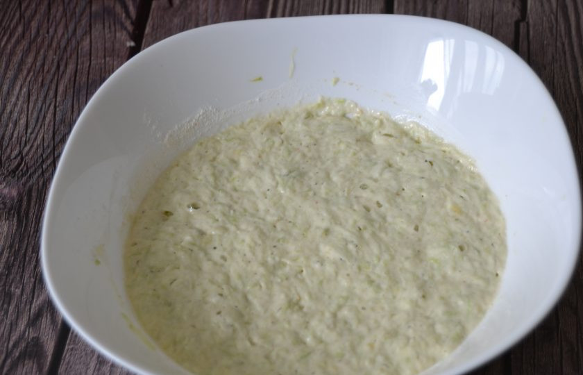 1. Этап. Оладьи из кабачков на дрожжах: Замесите тесто и дайте ему 