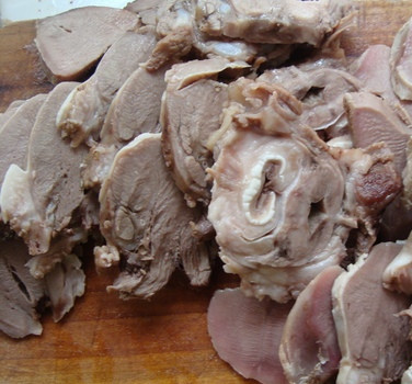 1. Этап. Телячий язык в мультиварке: 4. Мелко нарезаем и ждем полного остывания, чтобы подать на стол. Готово!