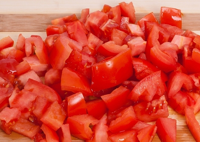 1. Этап. Традиционный греческий салат: Помидоры вымыть, обсушить и нарезать кусочками.